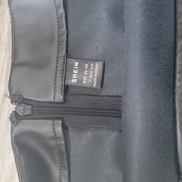 Size large pleather skirt - Picture 2 of 3